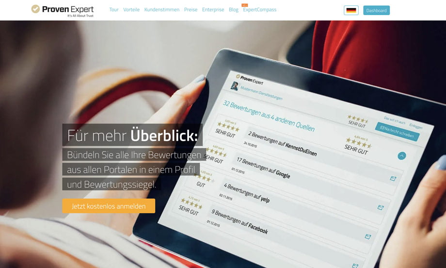 ProvenExpert-Seite mit einem Tablet, auf dem Bewertungen aus Google, Yelp und Facebook in einem Profil gebündelt sind