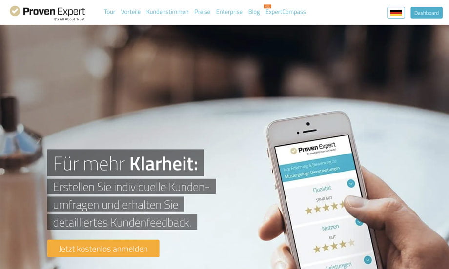 ProvenExpert-Seite mit einem Smartphone, auf dem eine Kundenumfrage mit Sterne-Bewertungen ausgefüllt wird